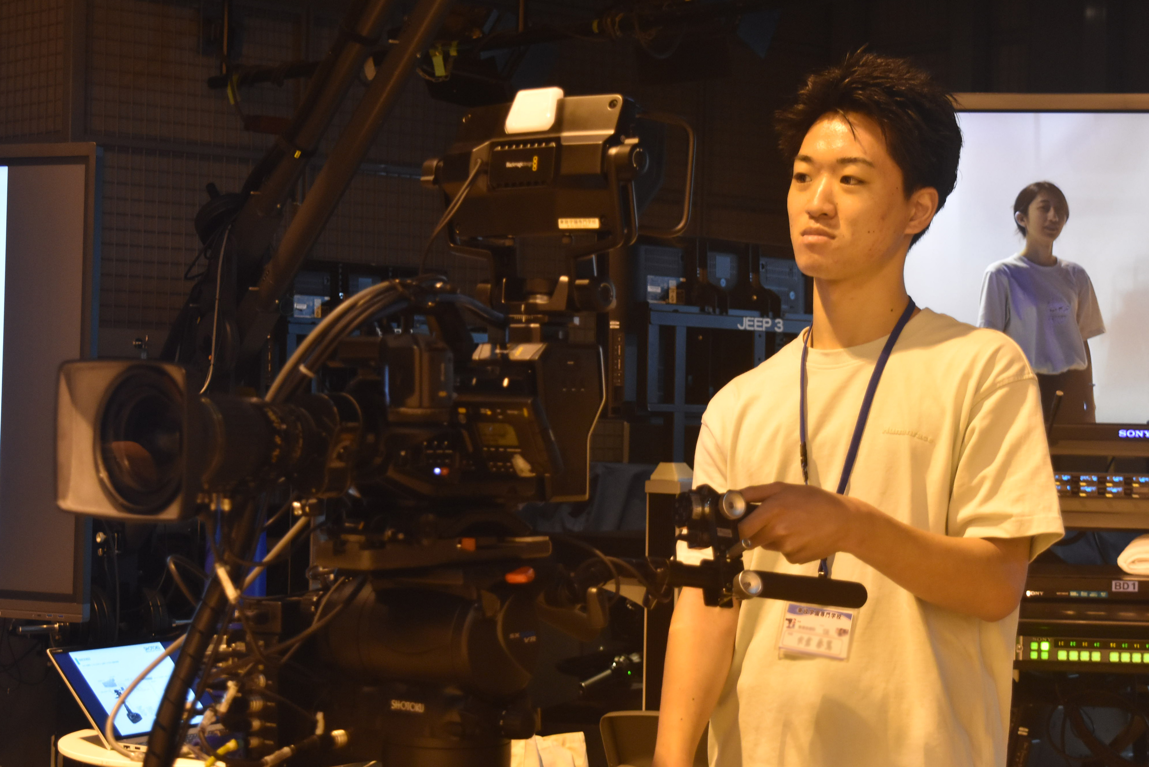 今回は、ライブやテレビスタジオで使われるペデスタルで撮影！スムーズに移動しながらの撮影が可能です