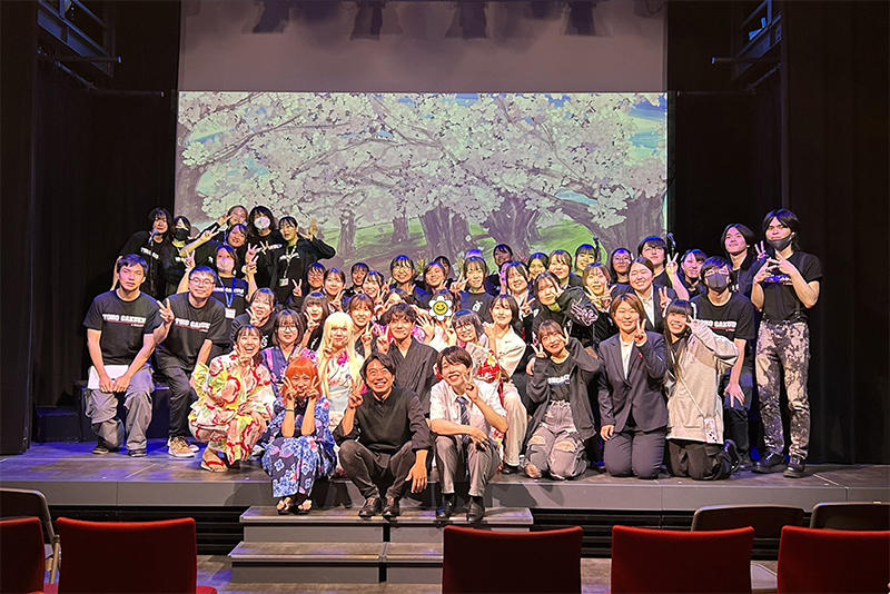 総合演出の岡部涼音さんと、キャスト、スタッフのみなさん。本当におつかれさまでした！