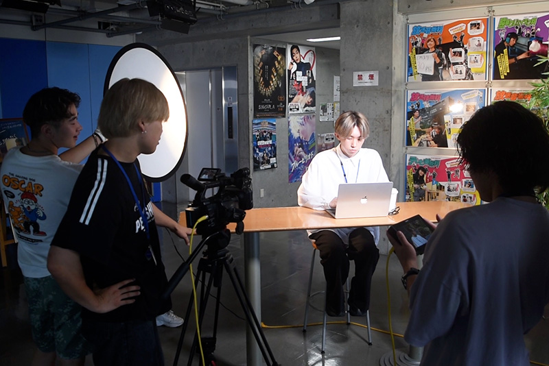 放送技術科の授業「ライティングテクニック」。初日は各班で決めた撮影テーマにふさわしい映像を撮る練習！