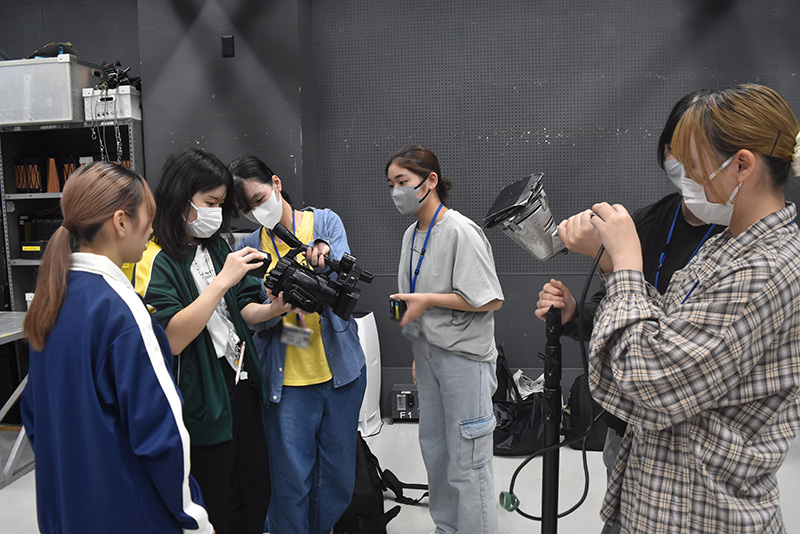 カメラや照明など機材のセッティングも、もちろん学生だけで行います