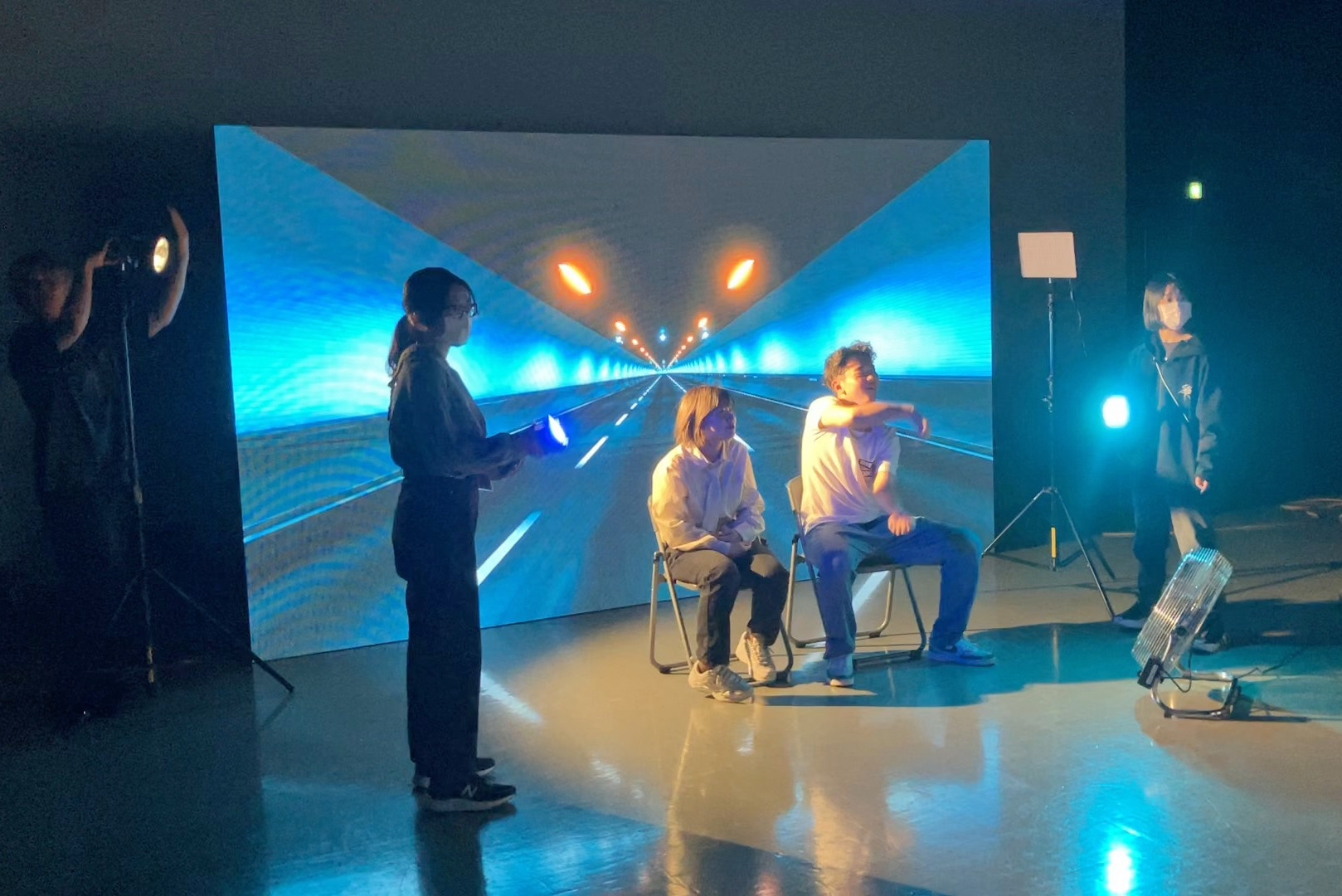 LEDディスプレイに映像を映し、照明を使ってよりリアルな映像に！