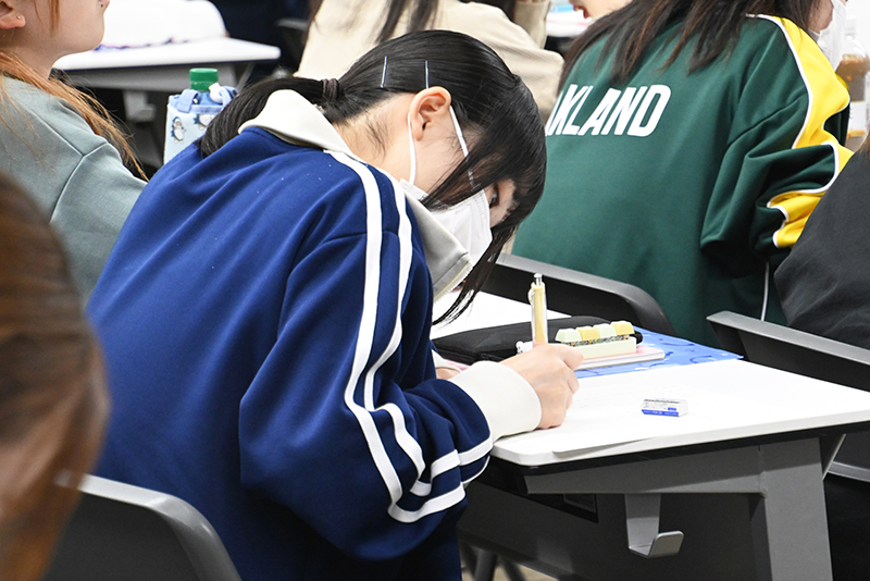 メモを取りながら授業を聞く学生たち。ぜひ、今回の学びを今後の進路選択に活かしてくださいね!