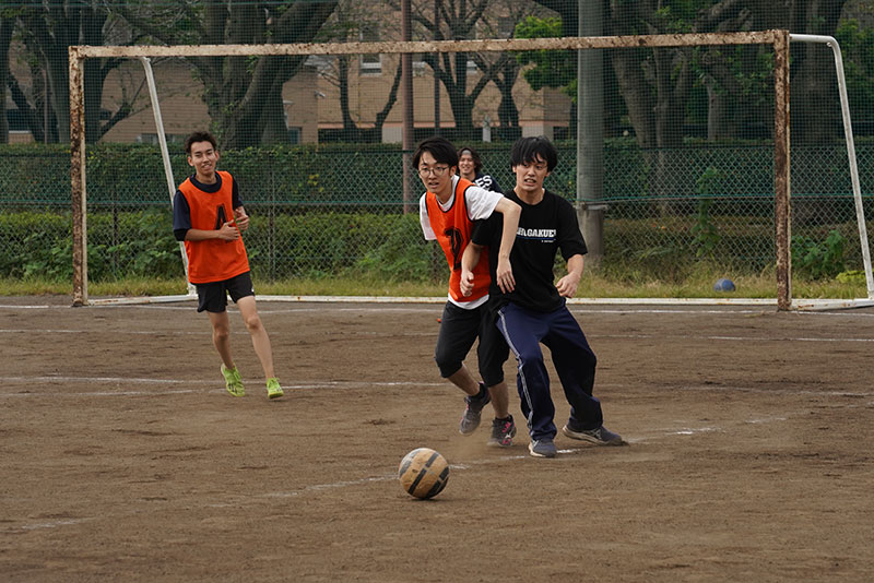 サッカーとソフトボールの試合を実施(東放学園専門学校)