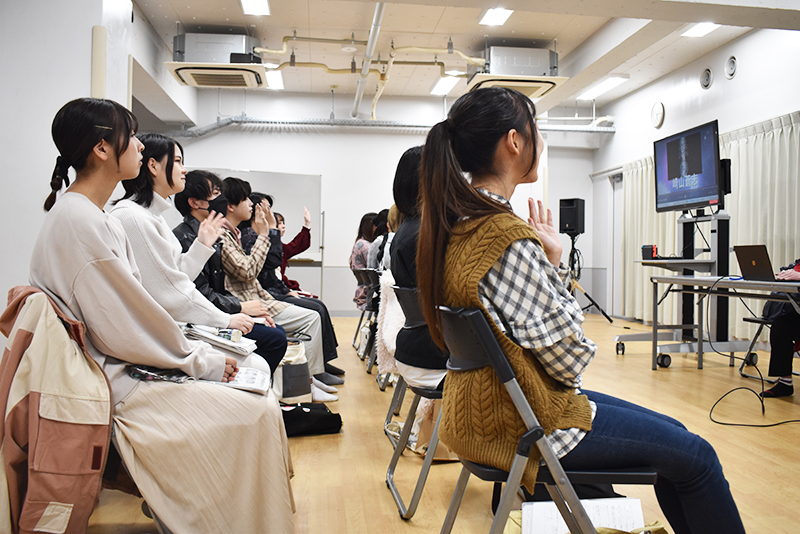 現在の業界の動向や求める人材について真剣に話をきく学生たち。