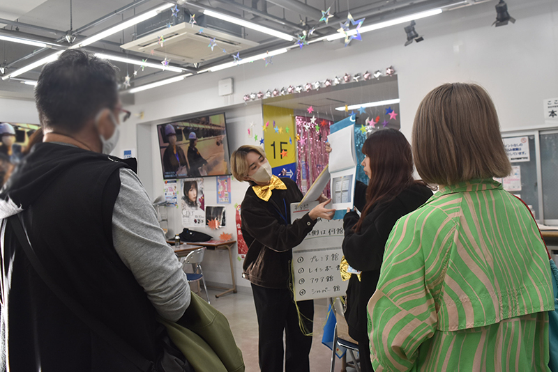 クイズ形式で学生が校舎を案内する「TOHO謎解きスタジオツアー」も開催