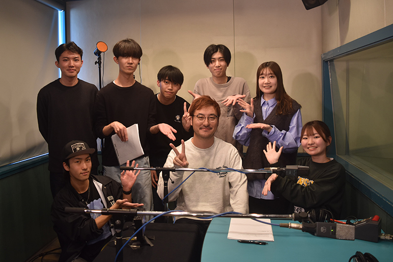 ラジオ番組企画「石井先輩教えてください」では、プロデューサーの石井玄さん(10年度卒)がゲスト出演。番組では、学生時代の話をうかがい、在校生がつくったラジオ番組の企画書を添削していただきました!