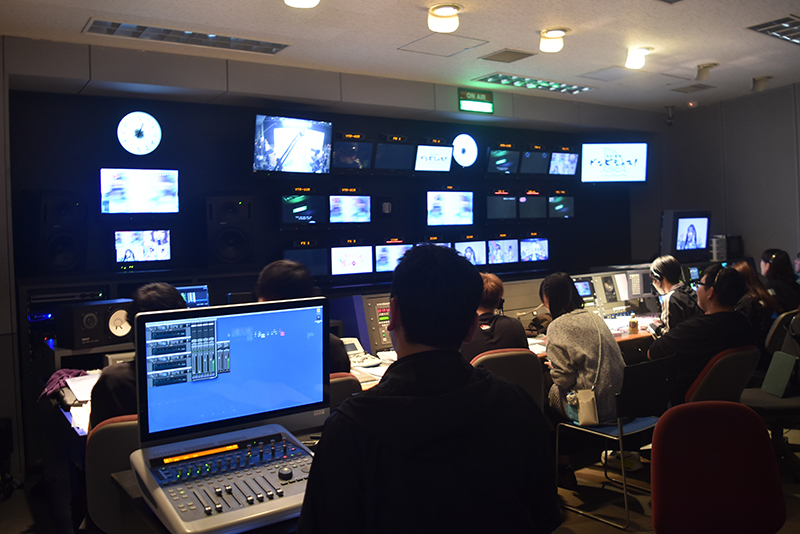 ゲストを呼んで生配信!緊張感のあるスタジオサブコントロールルーム