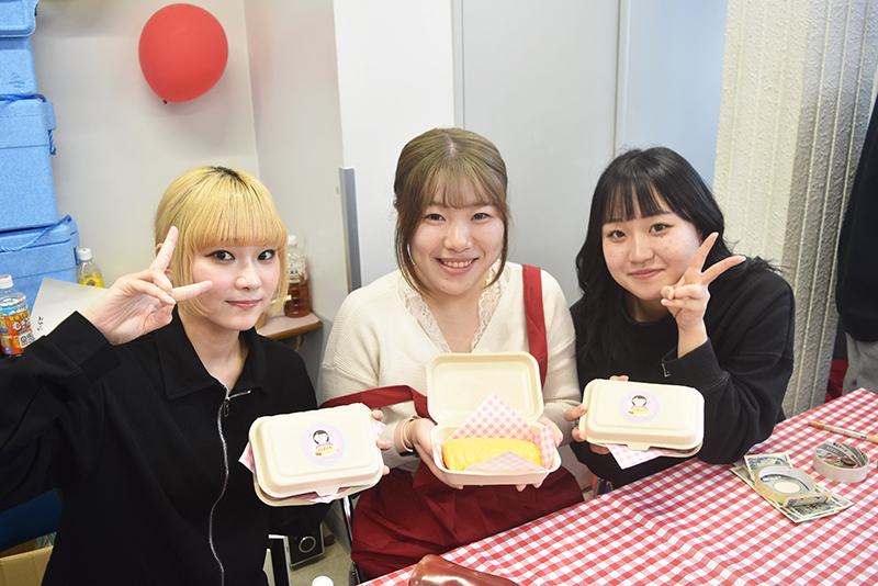 学生企画の模擬店「のぼりんち」。オムライスを販売！