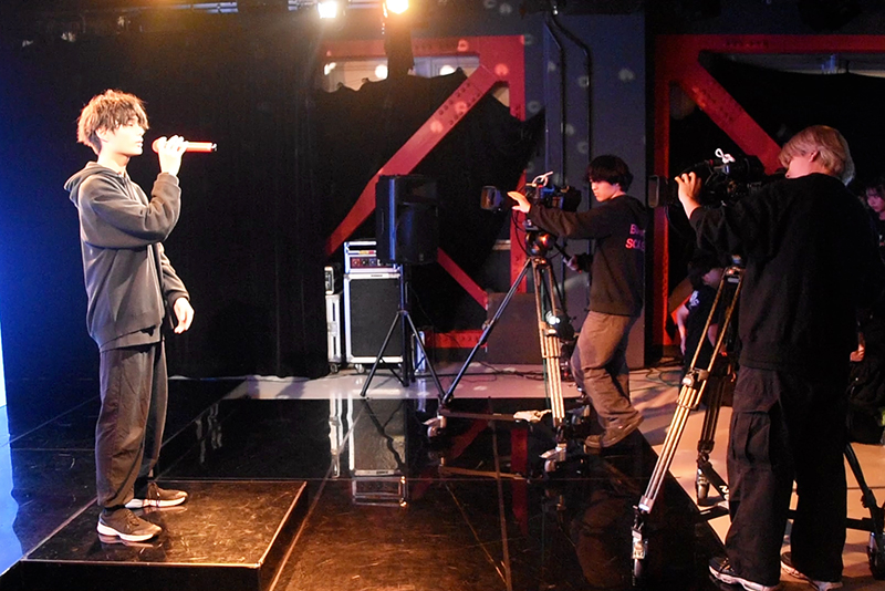 大きなLEDモニターの前でカラオケができる「東放学園カラオケ大会」。4Kカメラで撮影にも挑戦！
