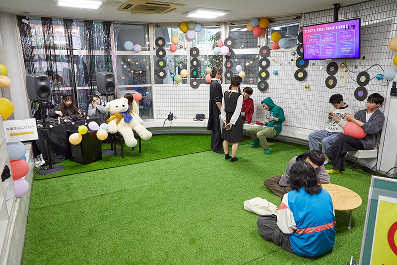 1階ロビーでは、人工芝を使ってフェス会場を再現！