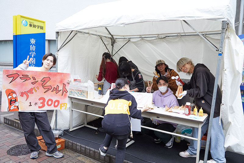 フランクフルトやクレープを販売する模擬店も!