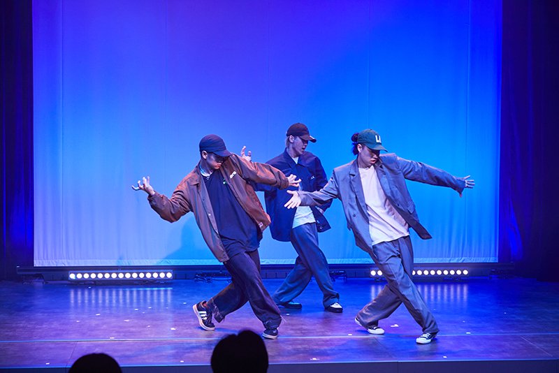「O-MENZ」の前には、ダンスパフォーマンス科の在校生によるダンスパフォーマンス！