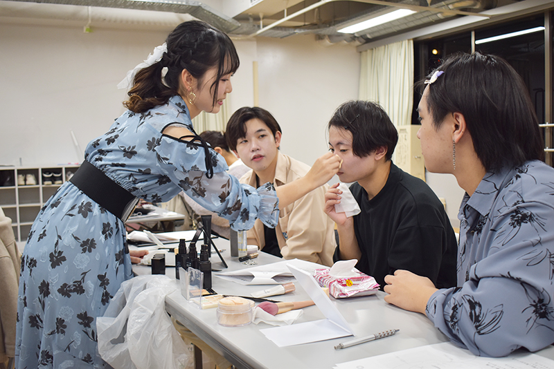 男子学生は初めてのメイクに挑戦！声優として活動するためには、メイクのスキルも必要なんです。