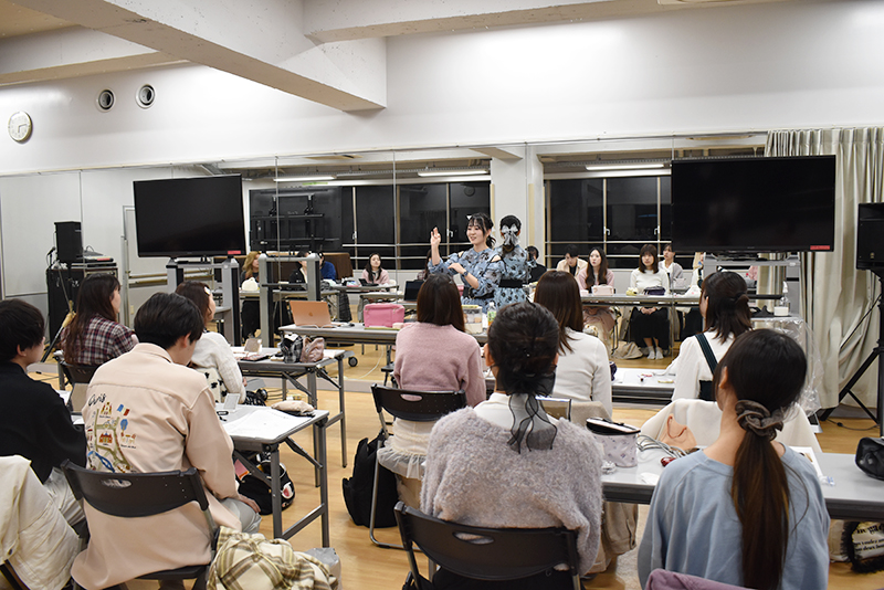 「声優アーティストゼミ」を受講する声優科の学生たちに向けたメイクレッスン。