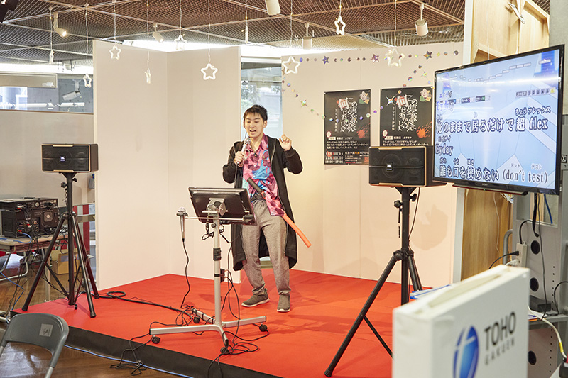 設置された舞台ではカラオケ大会も開催されました