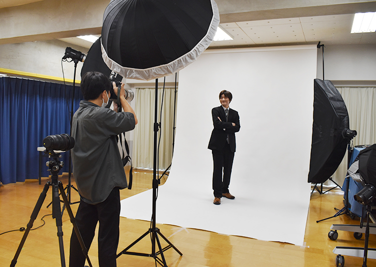アナウンス科「プロフィール写真撮影」の様子。