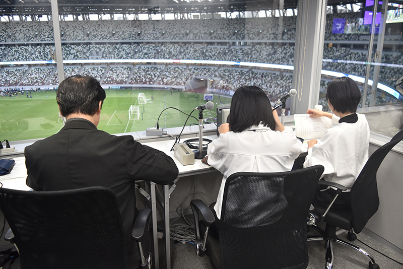 国立競技場アナウンスブースで原稿チェック