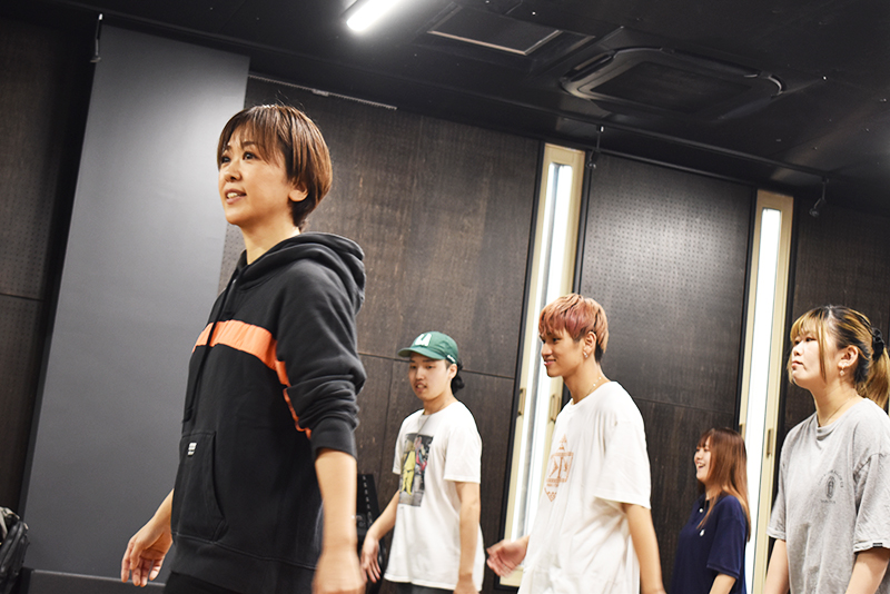 ダンスパフォーマンス科の「特別講座」でタップダンサー・tonさんによるダンスレッスンを実施！