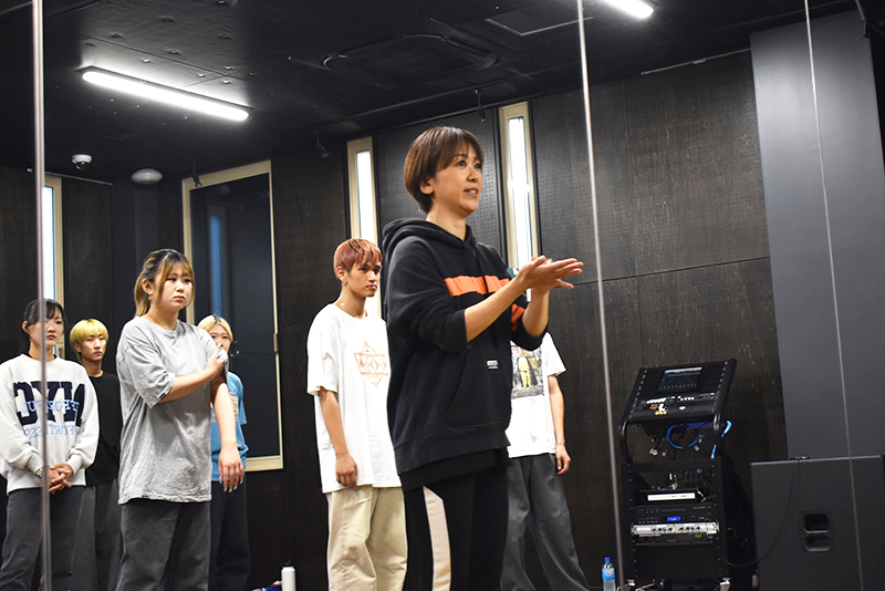 ダンスパフォーマンス科の「特別講座」でタップダンサー・tonさんによるダンスレッスンを実施！