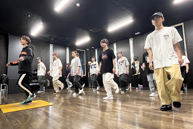 タップシューズが奏でる音がスタジオに響きます