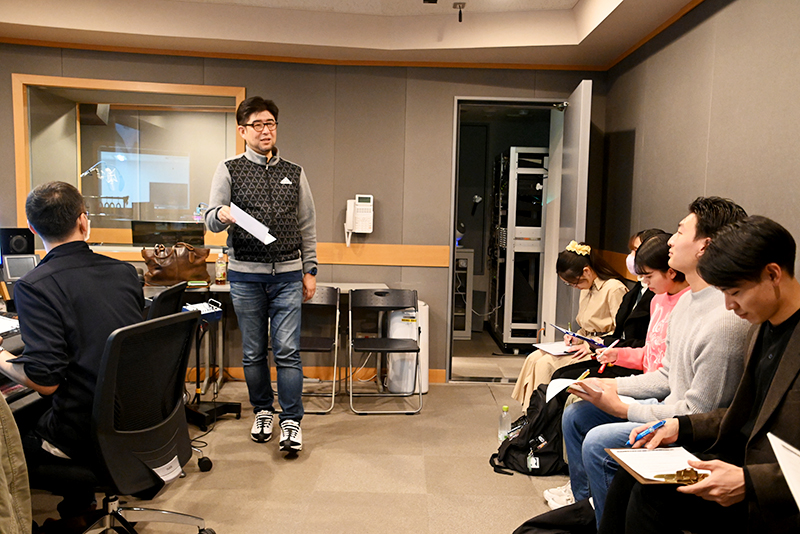 『シューイチ』『世界まる見え！テレビ特捜部』のナレーター・三村ロンドさんが来校！