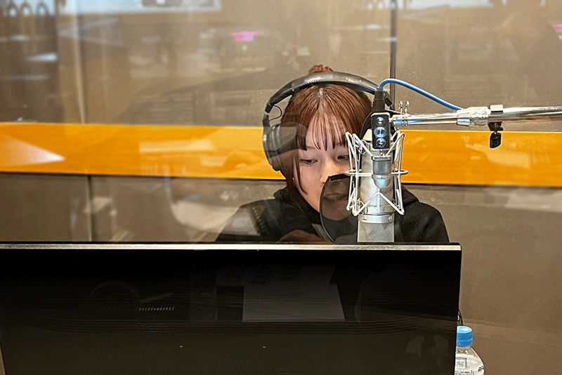 一人ひとり、収録ブースに入ってナレーション収録