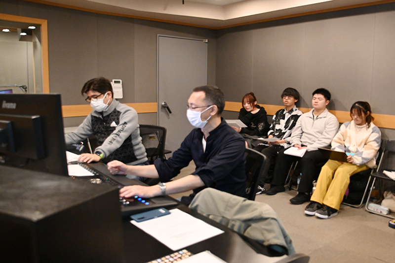 収録スタジオにてナレーション録りにチャレンジ！