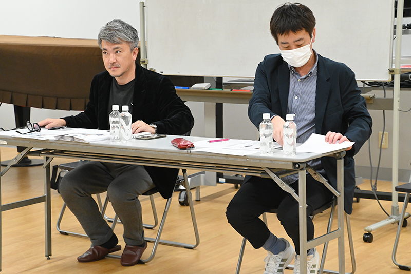 審査をするのは、内海社長（向かって左）と杉本さん（右）