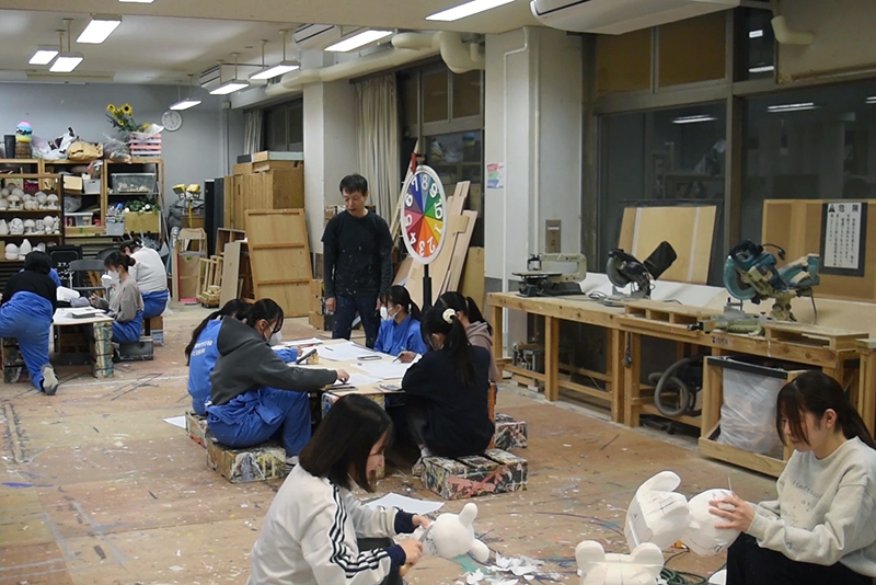 講師の先生からアドバイスをもらいながら作業を進めます