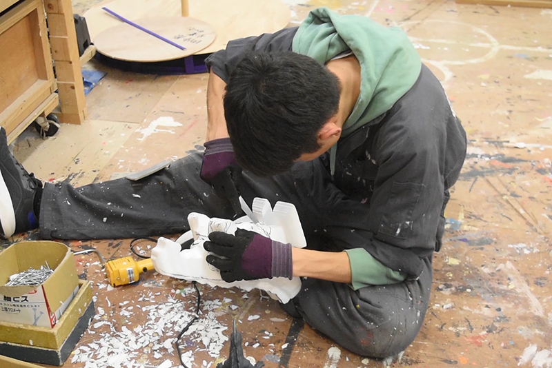 制作の様子。カッターを使ってかたちを整えます