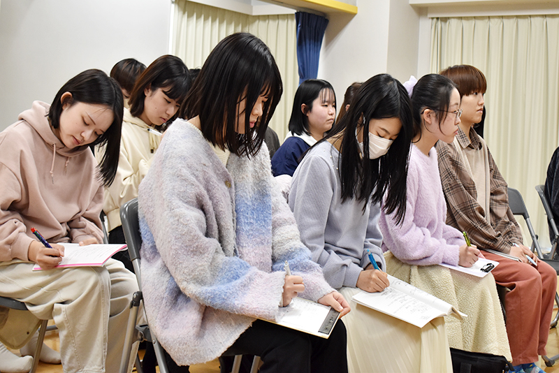 学生たちは、熱心にメモを取りながら講義を受けました