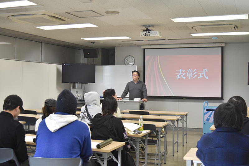 (株)伊藤伊×榎本事務所×東放学園の産学連携「ブックトラックデザインコンペ」を今年も開催!(株)伊藤伊の齊木涼さんから講評をいただきました。