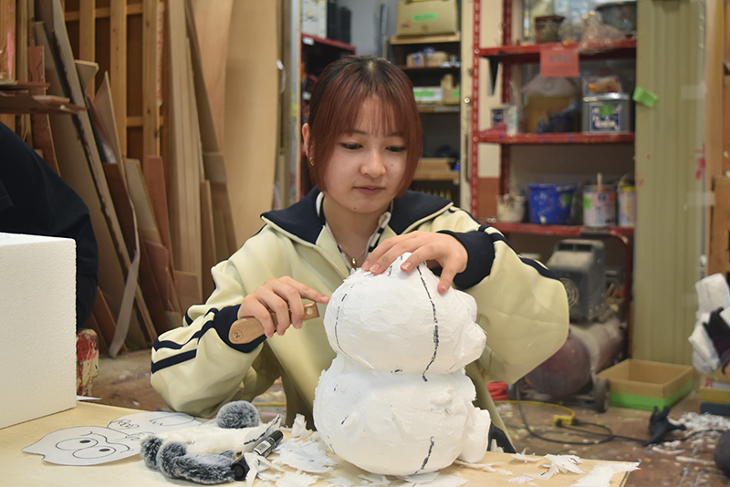 発泡スチロールを使ってリアルな造形物を制作！テレビ美術科の「造形制作実習」を紹介します