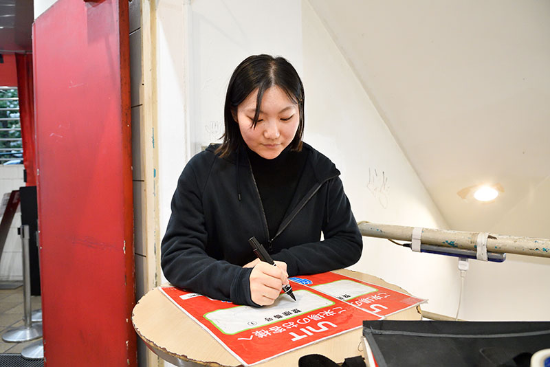 入場列を作ったりなど、開場準備を行います