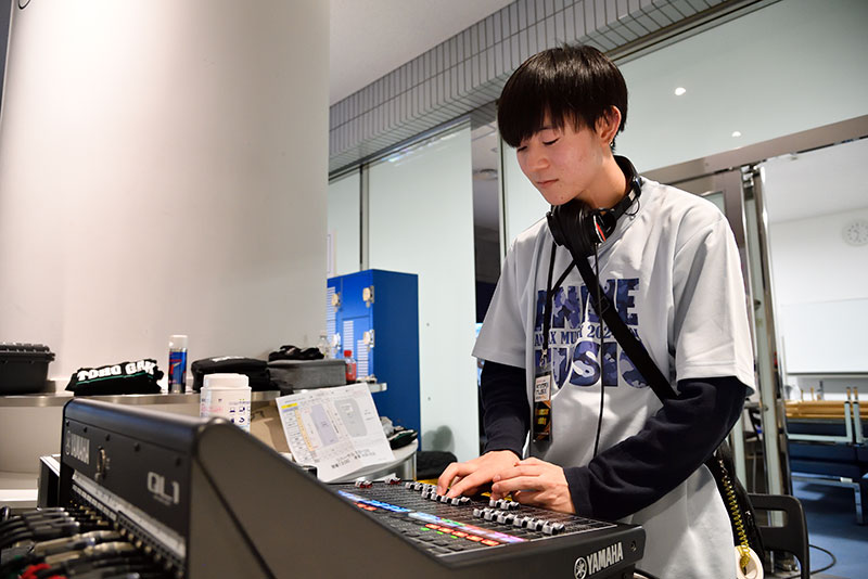 カラオケコーナーのPAを担当