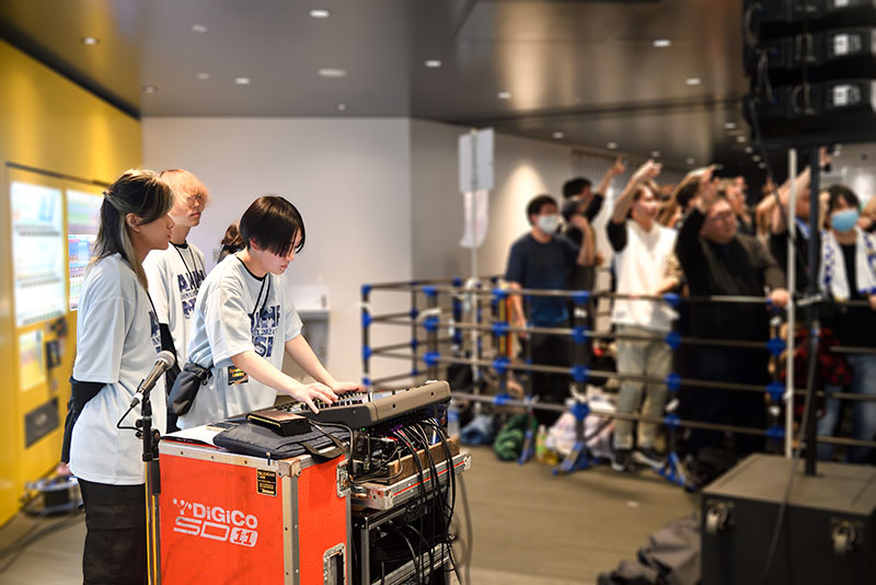 DJブースではお客さんの目の前でPAを操作！