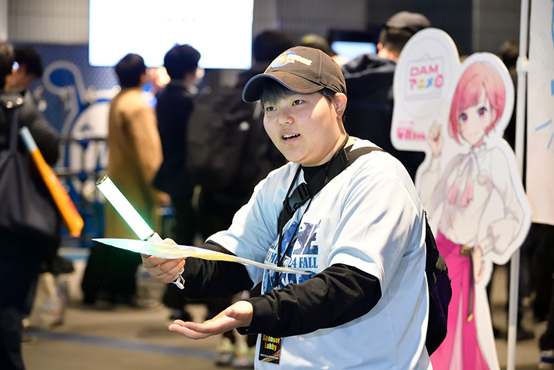 カラオケコーナーの入り口で元気よく呼び込みをします