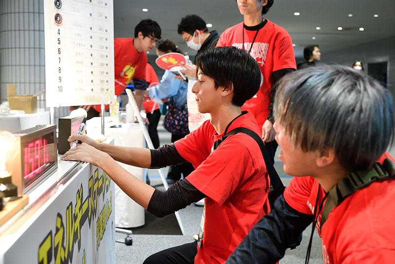 企業ブースに来場したお客さんの対応をします