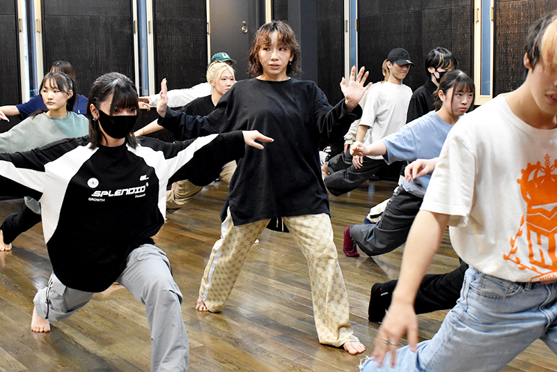 JAZZダンサー松田尚子さんによるダンスパフォーマンス科「特別講座」を開催