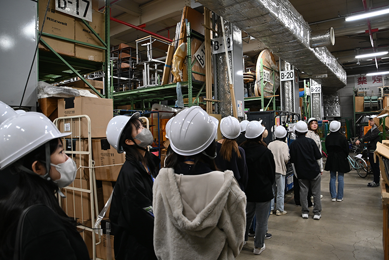 撮影予定のドラマセットや大道具・小道具倉庫も見学しました