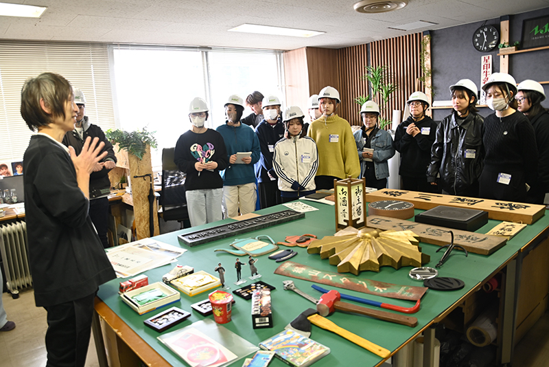 看板や提灯、お菓子のパッケージなど、ドラマやバラエティで使われる美術品を制作している（株）伊佐梅の作業場で、スタッフのみなさんにお話をうかがいました