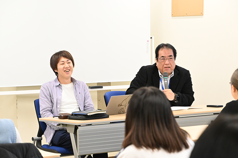 見学会では、緑山スタジオの施設・設備について解説していただきました。また、カメラマンの鈴木真史さん(TBSアクト)と野條光一さん(フリー)から、ドラマ制作の流れとドラマスタッフの1日のスケジュールについてお話しいただきました