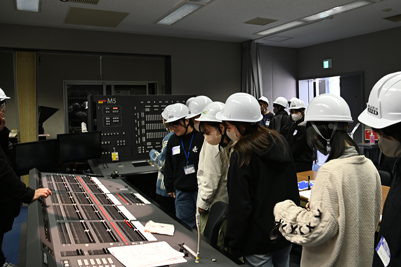 人気ドラマの収録で実際に使われている設備に興味津々の学生たち