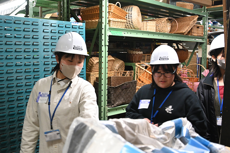 小道具倉庫見学の様子