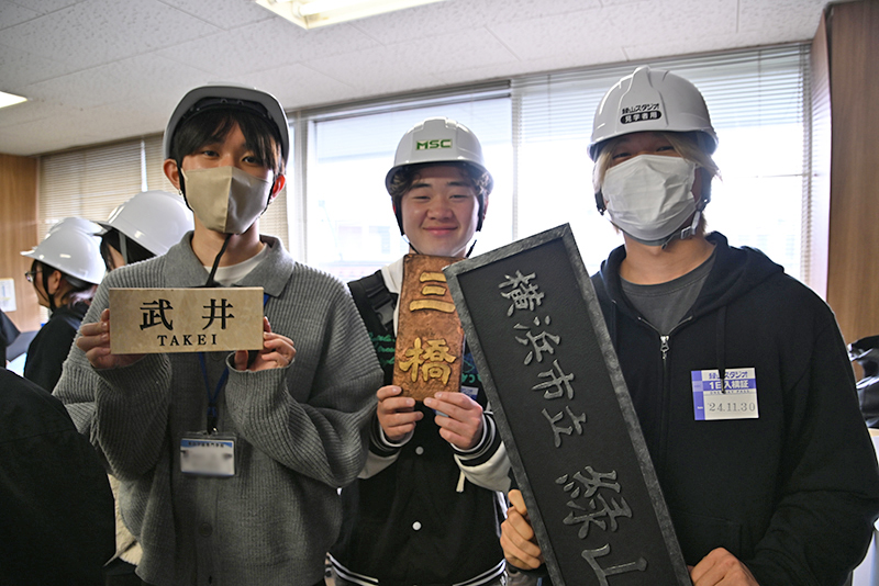 リアルな表札や学校の銘板にびっくり！