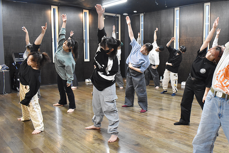 フロアワークで強くやわらかく動くことができるアップから！