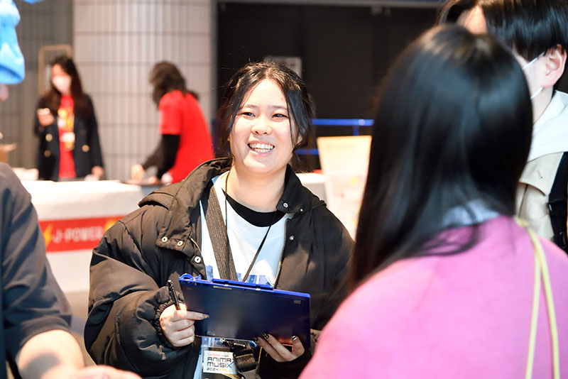 ロビーでは来場者に向けたアンケート調査のサポートを担当