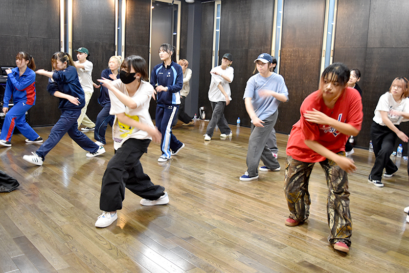 リズムをつけながらくり返しステップ！