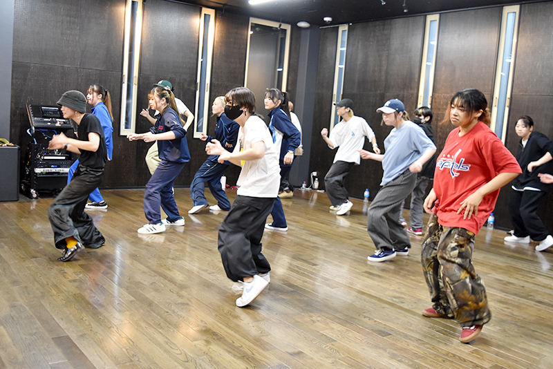 手のたたき方や、足の踏み方などを何度も実践！