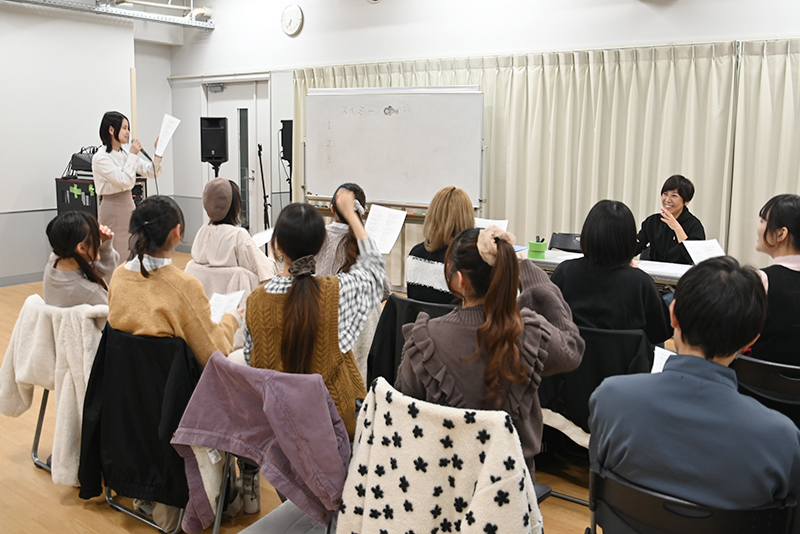 ヴォイストレーナー・小西真理さんによるレッスンでは、一人ひとりの声の質や音域を確認してアドバイスをしていきました